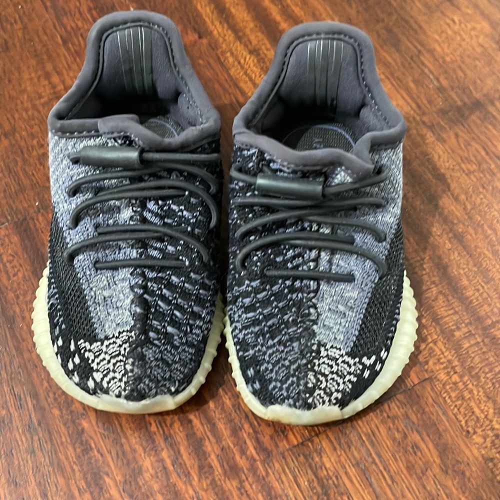 adidas Yeezy Boost 350 V2
Carbon (Infants) size 6k